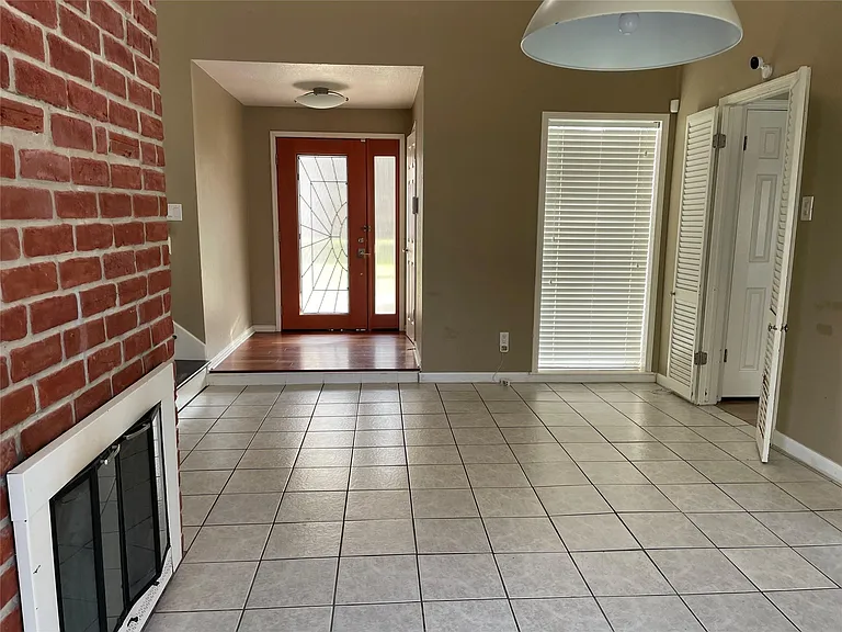 18002 Hollywell Dr — Photo 4