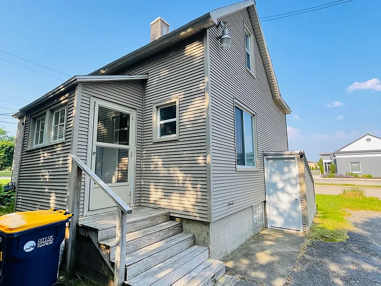 1323 Leonard St NE — Photo 5
