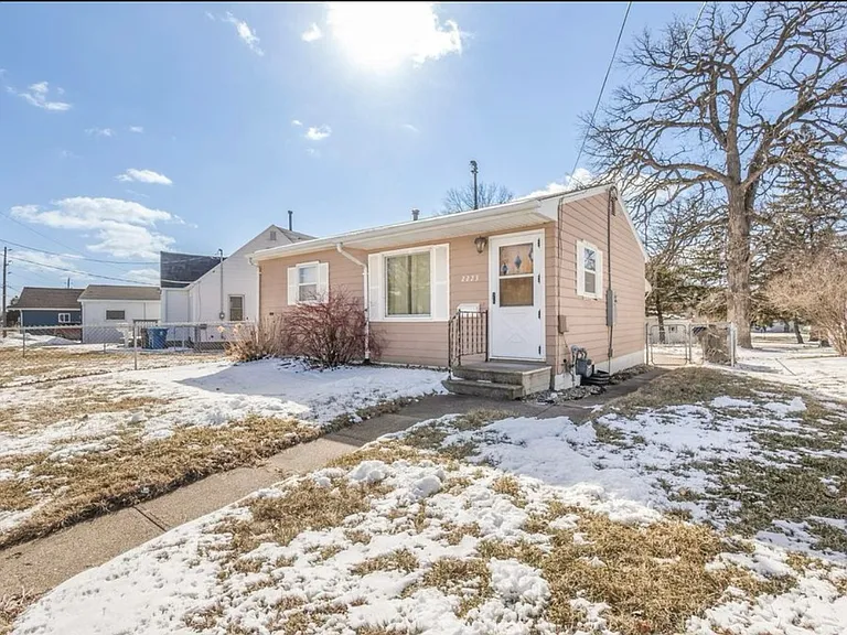 2223 Falls Ave — Photo 3