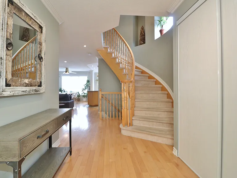 2216 Brockstone Cres — Photo 4