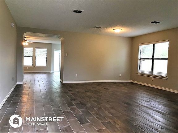 3rd image of 812 Willow Wood Dr