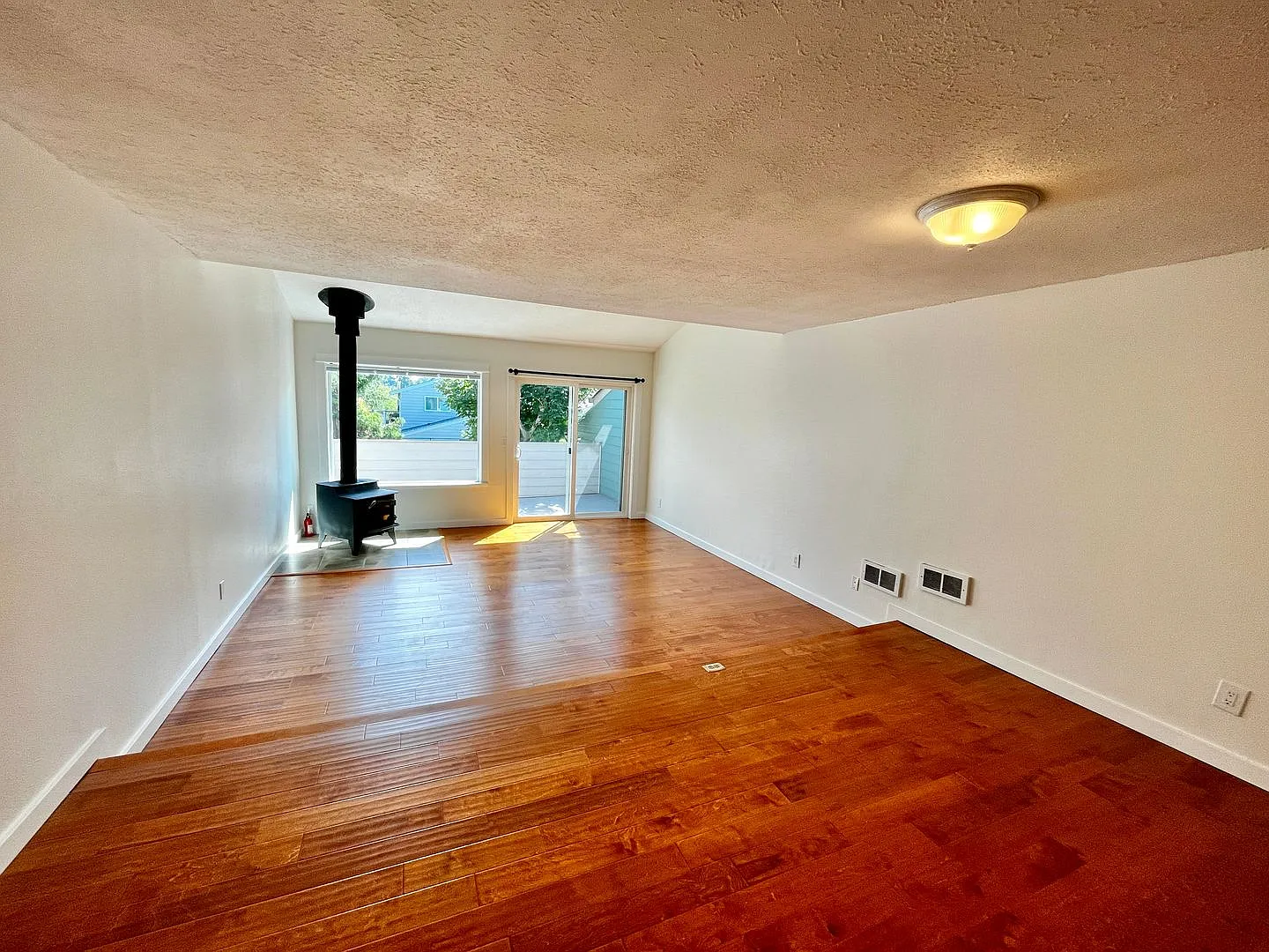 Adorable Condo Within Walking Distance to Winslow and Ferry — Photo 4