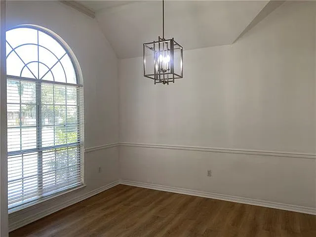 1373 Fairfield Dr — Photo 5