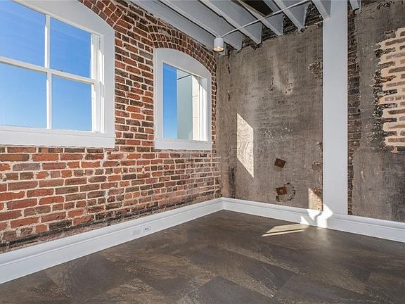 2nd image of 1001 Carondelet St #402