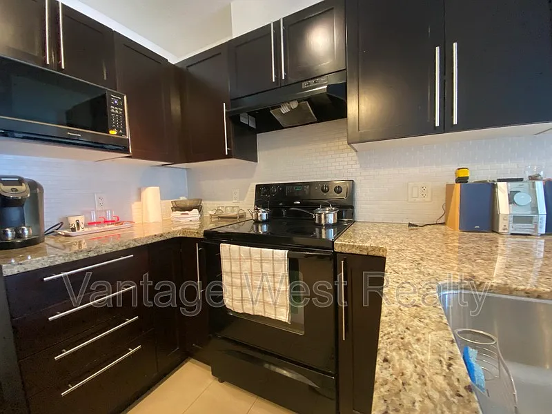 2 bed, 2.0 bath, 975 sqft, $2,250 — Photo 2