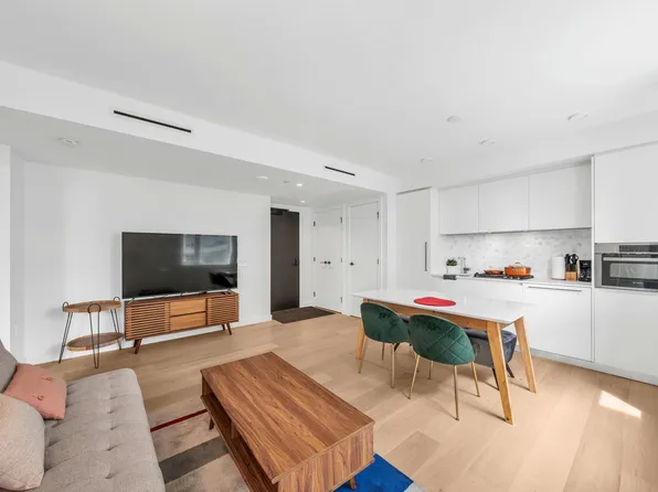 1180 Broughton St #906, Vancouver, BC V6G 2B1