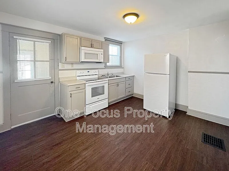 3 bed, 1.0 bath, $1,195 — Photo 2