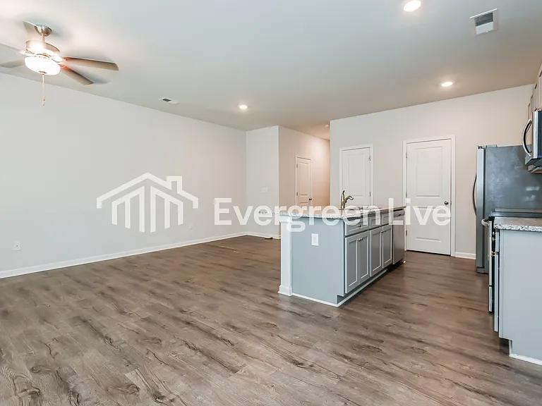 112 Village Green Dr — Photo 4