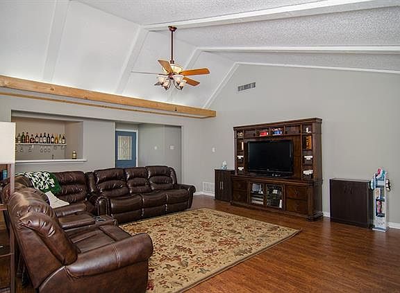 4th image of 1615 Richforest Dr