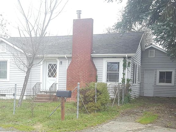 3rd image of 979 Riverview Ln