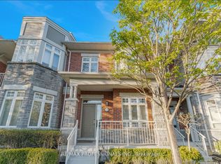 137 Saint Lawrence Dr, Mississauga, ON L5G 4V2