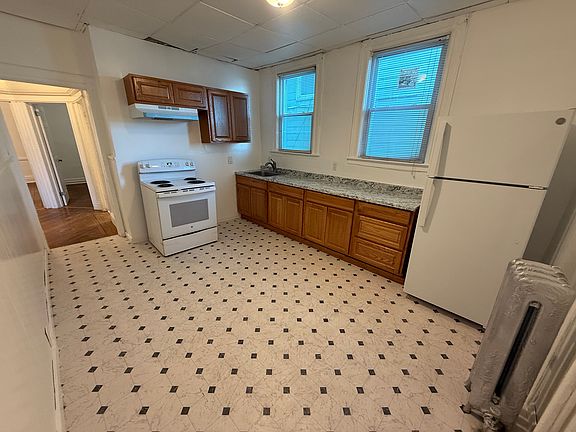 5th image of 394 N Grove St