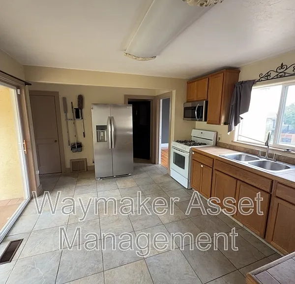 1230 N Chestnut St — Photo 4