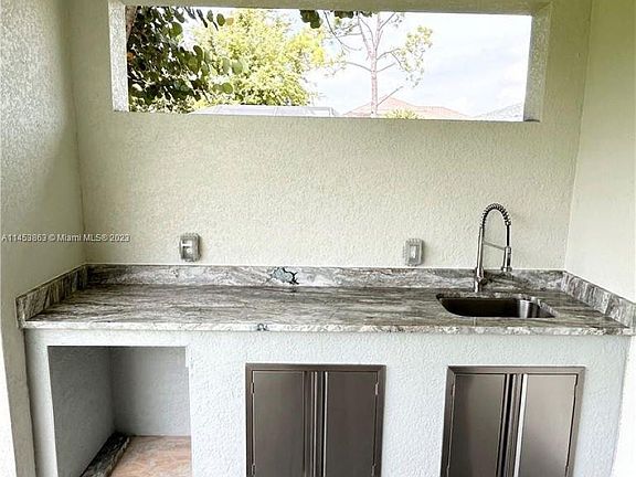 5th image of 1402 SE 13th St