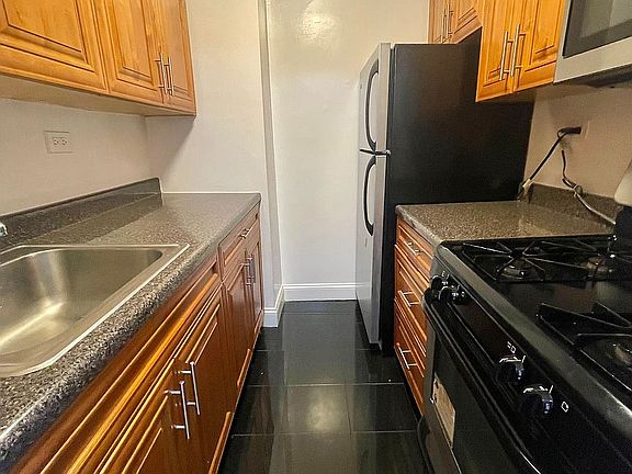 4th image of 1360 York Ave APT 2A