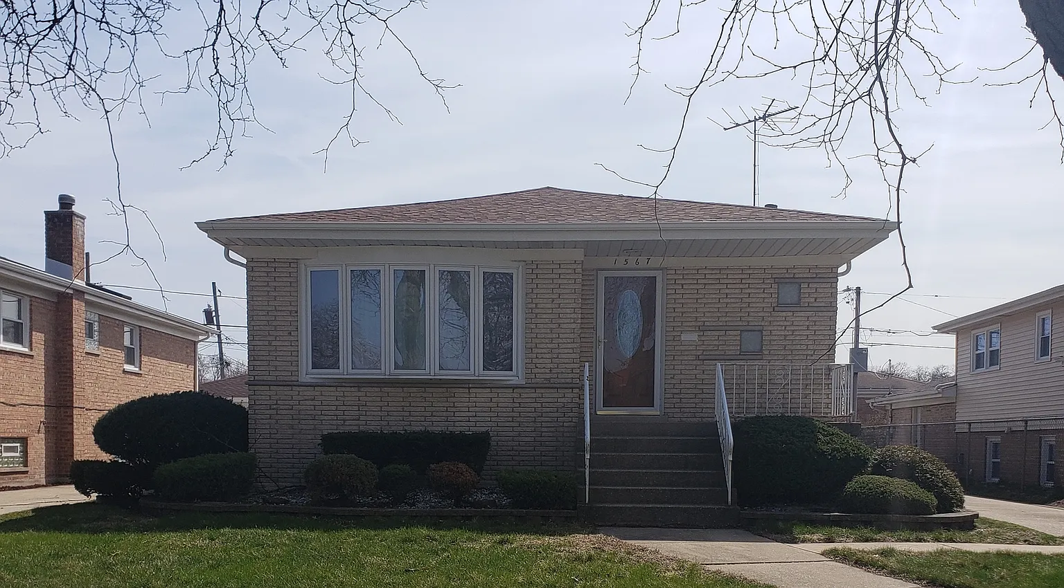 1567 Memorial Dr photo 1