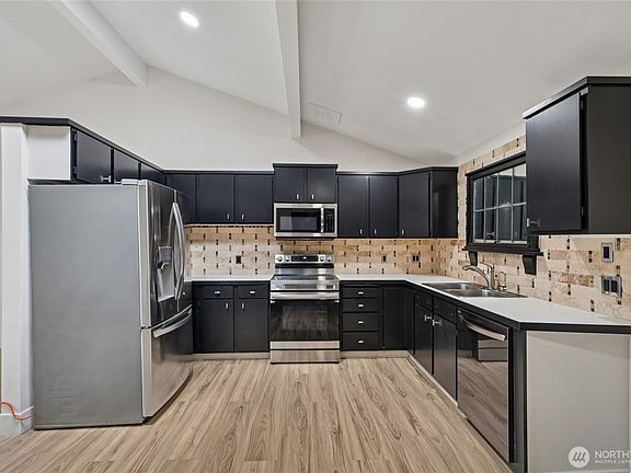 5th image of 1225 Hillcrest Drive