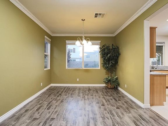 4th image of 1125 Cambridge Ct