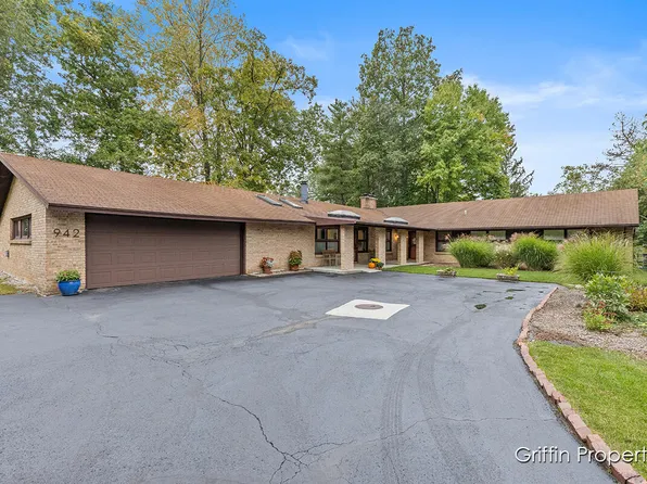 942 Bellclaire Ave SE, East Grand Rapids, MI 49506