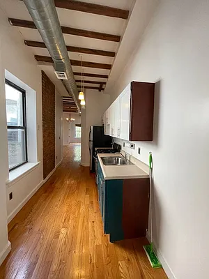 Rented by Greenrock Management | media 33