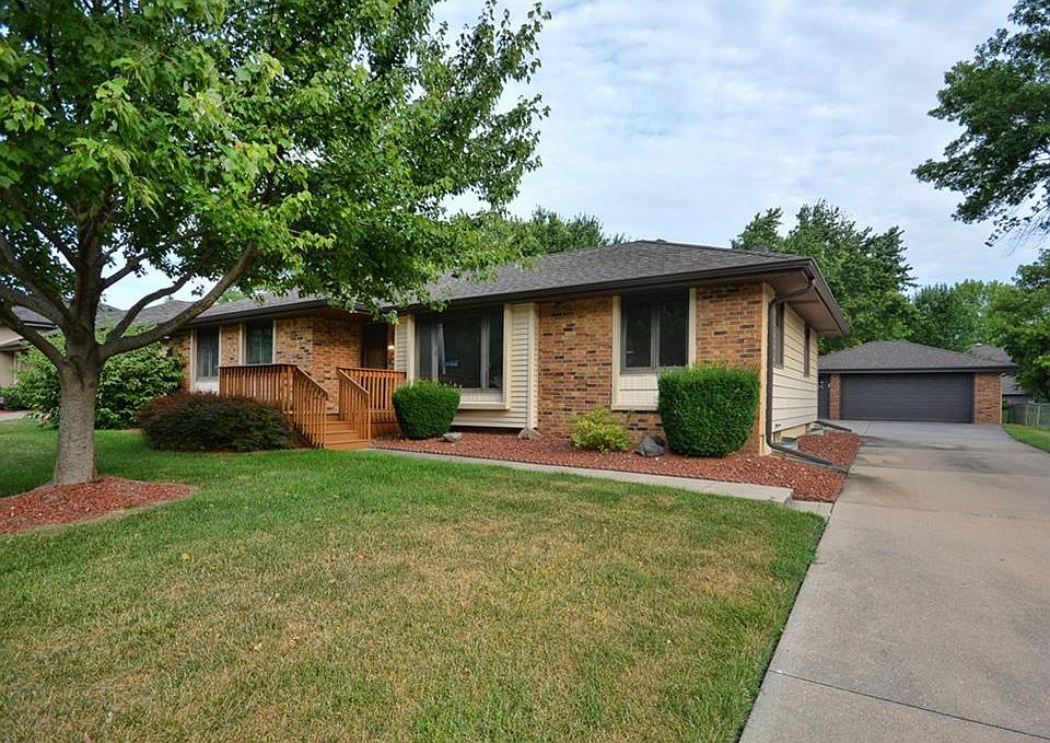1st image of 402 NW Cindy Ln