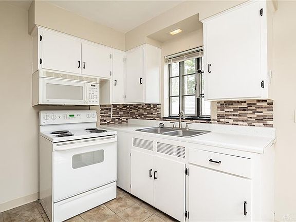 3rd image of 502 Lonsdale Ave