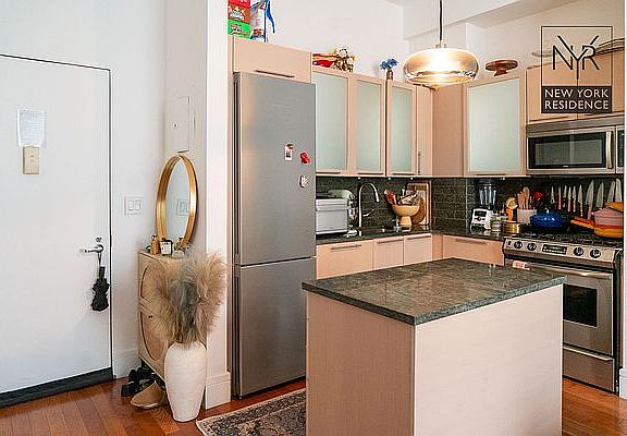 3rd image of 120 Greenwich St APT 2E