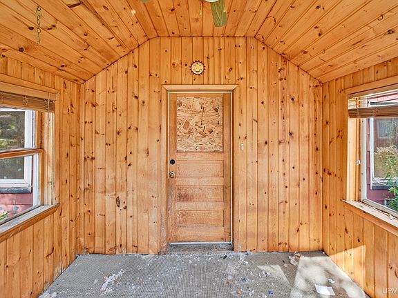 3rd image of 129 Davis St