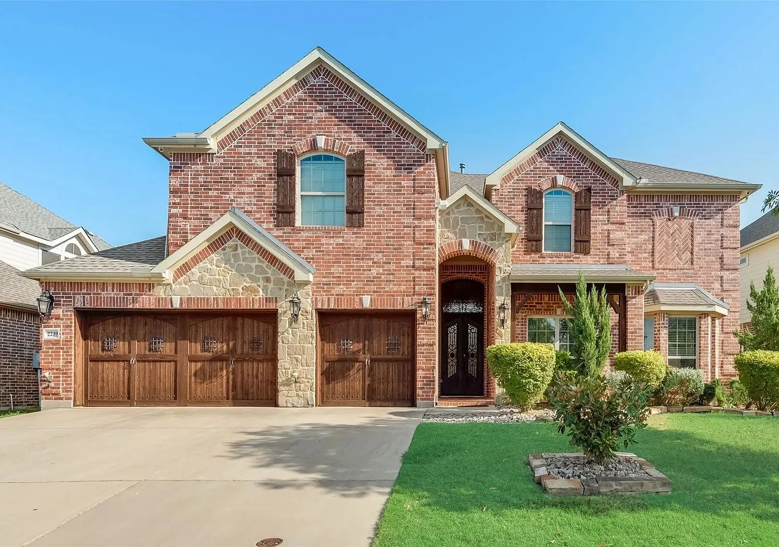 Spacious 7-Bedroom Home with 2 Refrigerators, Washer & Dryer — Photo 1
