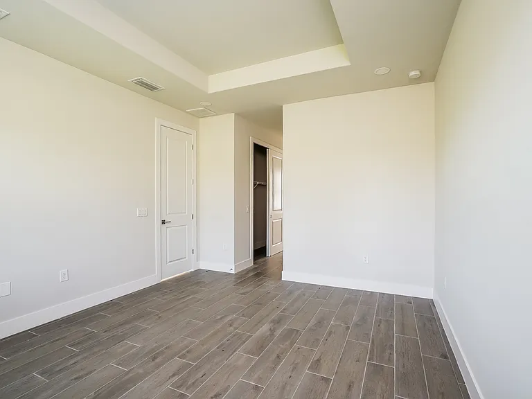 6133 Hughes Ave — Photo 10