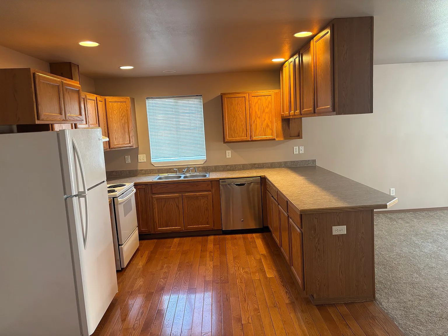 2 bed, $1,600 — Photo 3
