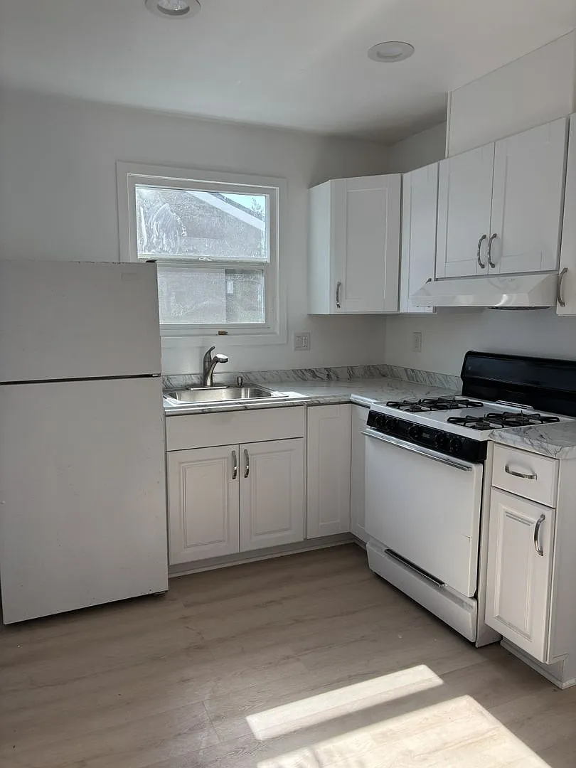Charming Fully Renovated 1-Bedroom Home Available Now! — Photo 4