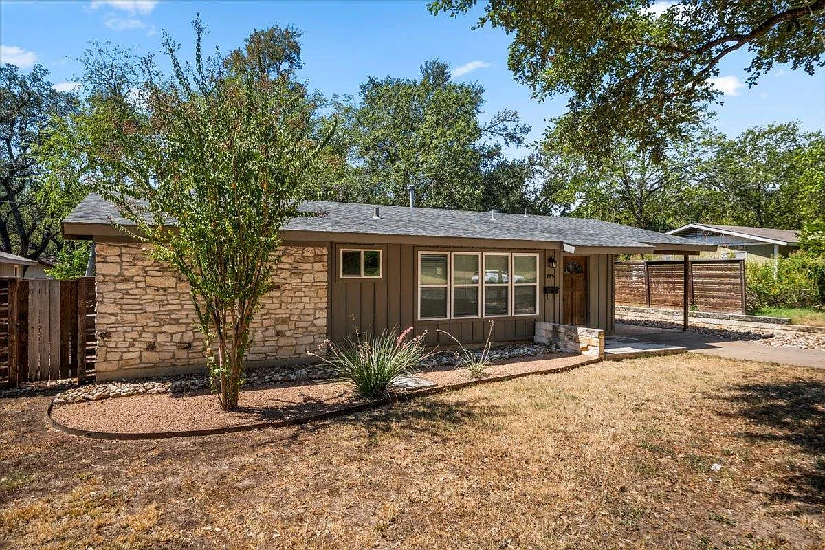 3 bed, 1.0 bath, 1014 sqft, $2,400 — Photo 3