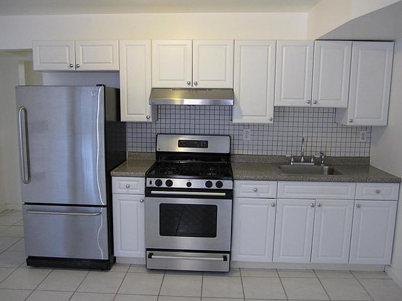 2nd image of 473 Villa Ave #1