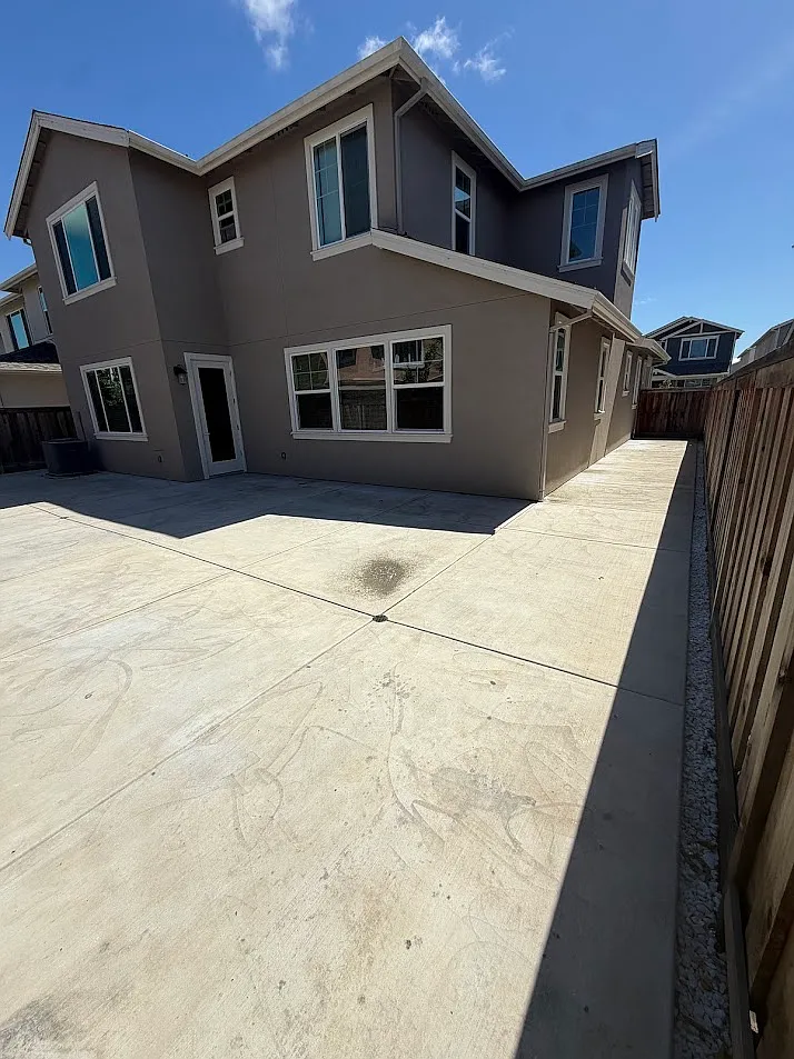 4 bed, 2437 sqft, $3,995 — Photo 3
