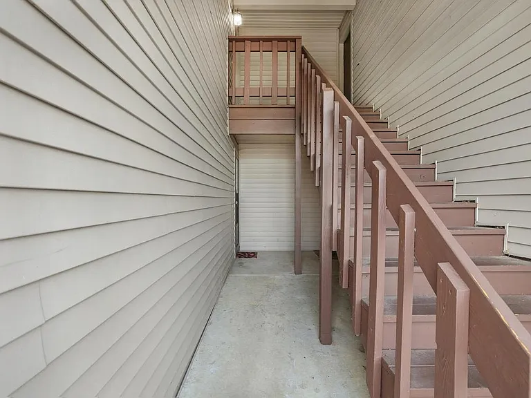 1115 Laura Dr — Photo 8