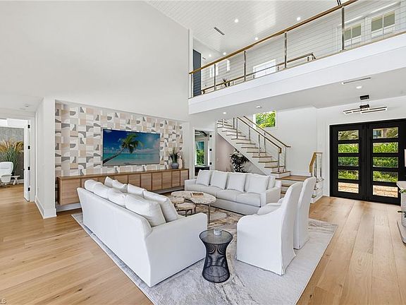 4th image of 692 Banyan BLVD