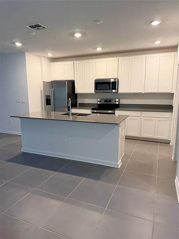 5 bed, 2.5 bath, 2430 sqft, $2,475 — Photo 3