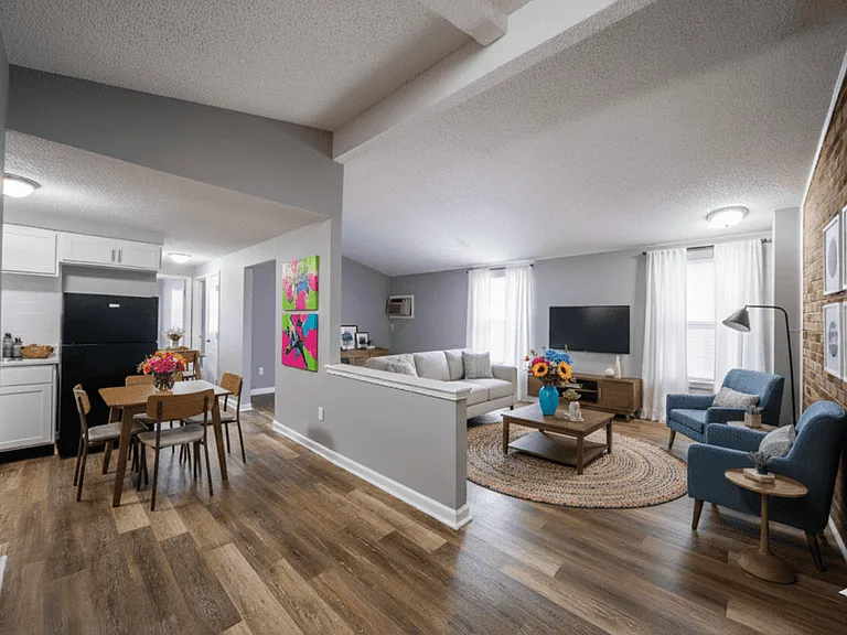 Lincoln Square Apartments — Photo 12