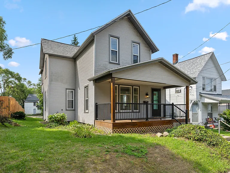 44 Grove St NE — Photo 1