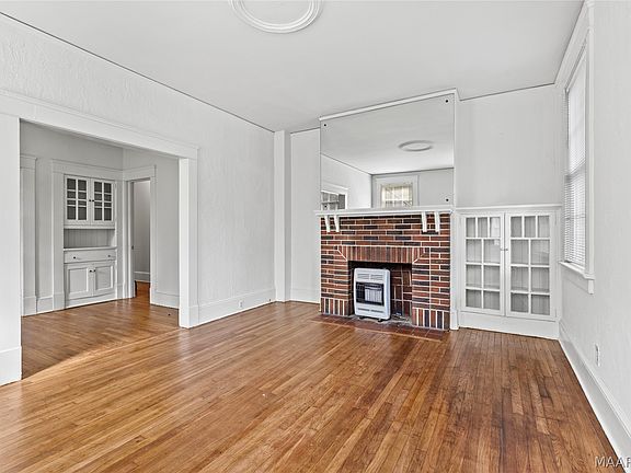 4th image of 2121 Winona Ave