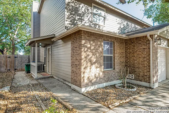 3 bed, 2.5 bath, 1348 sqft, $1,750 — Photo 2