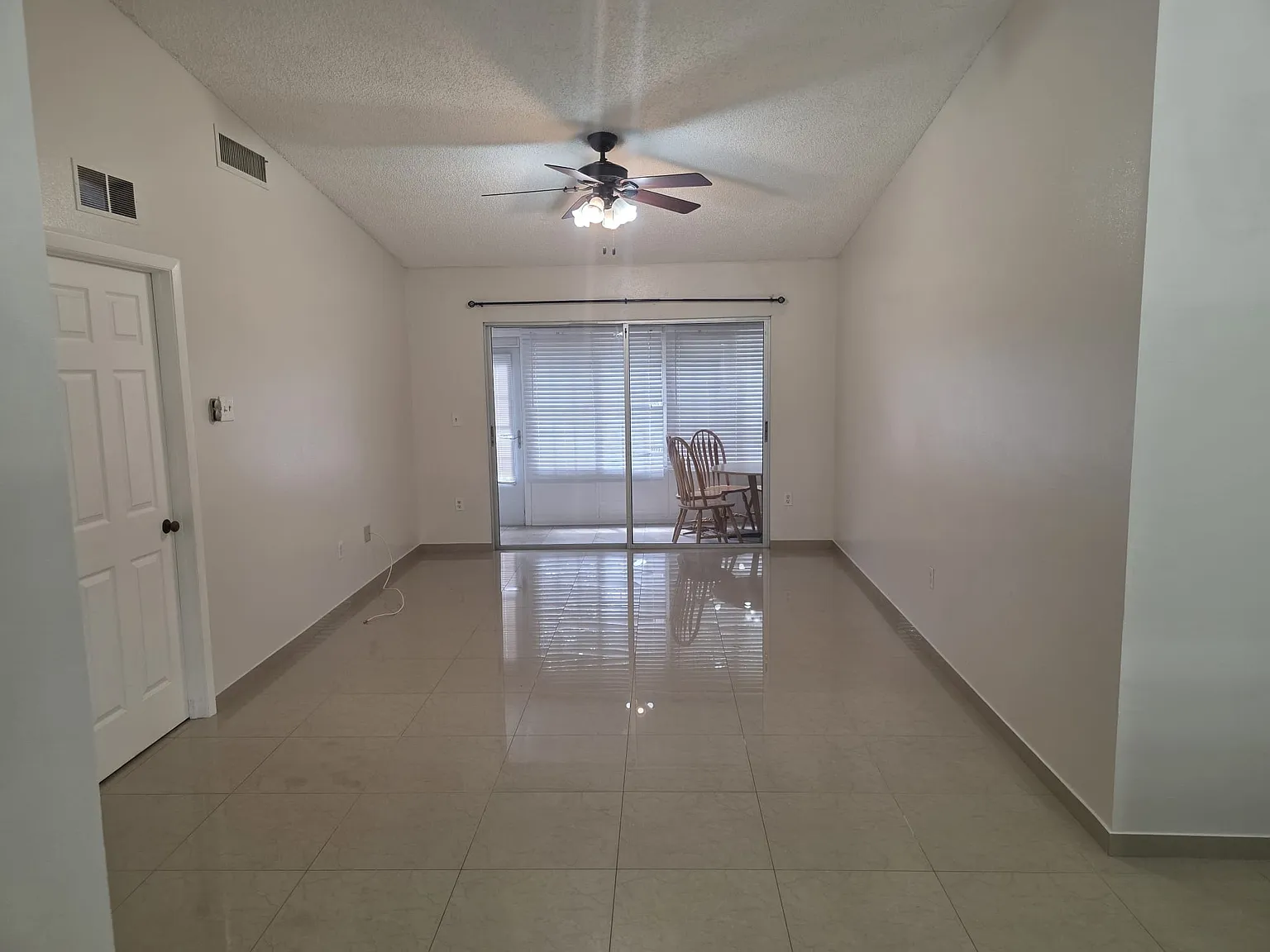2 bed, 976 sqft, $1,950 — Photo 4