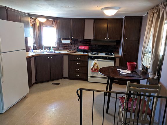 4 Kitchen and dining area