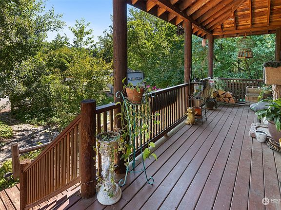 Large front covered porch to enjoy your morning coffee, to take in a quiet spell, to listen to the sounds of the surrounding trees and birds.>