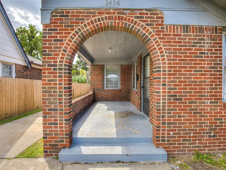 2438 NW 16th St — Photo 2