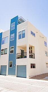 1st image of 301 Platinum St SW