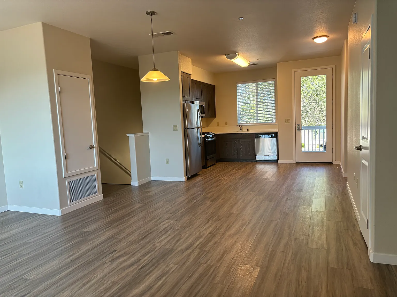 2 bed, 945 sqft, $2,050 — Photo 3