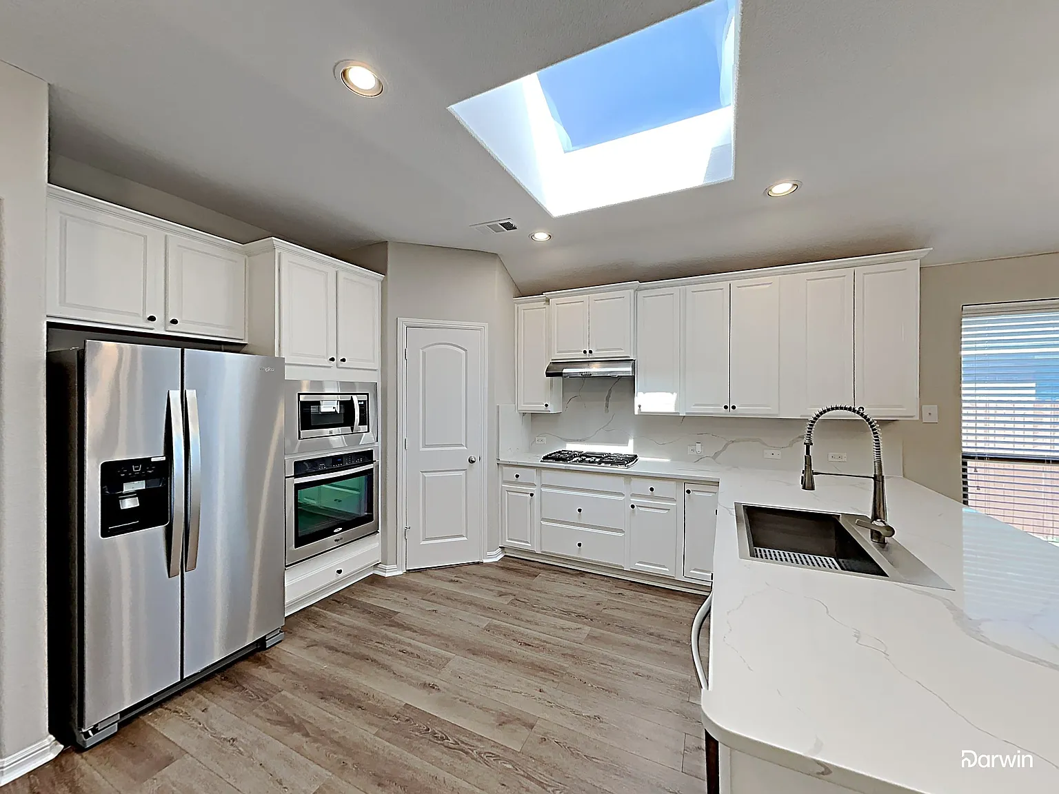 4 bed, 2.0 bath, 2019 sqft, $2,560 — Photo 2