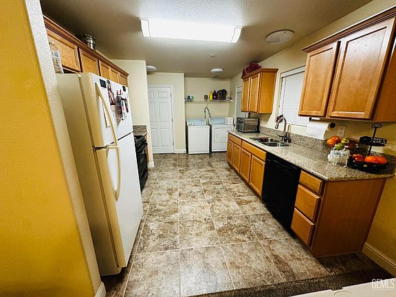 4th image of 21114 Universal St